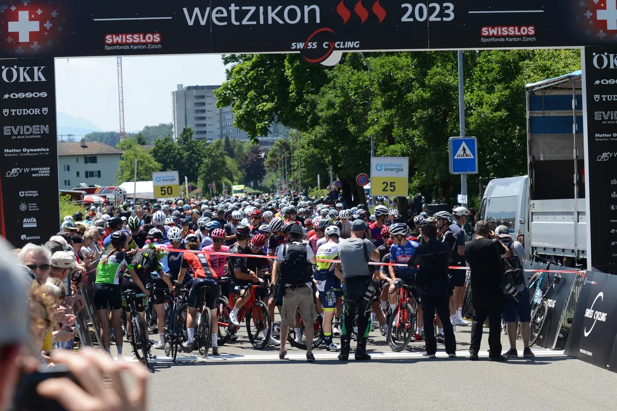 Das mediale Interesse am «Memorial Ride» war vor dem Start in Wetzikon gross. Fotografen belagern die Radfahrer an der Startlinie.